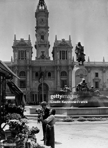 Vue de la place de la mairie avec sa fontaine, à Valence, Espagne en 1934.