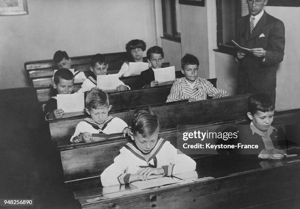 Le petit Kurt von Schuschnigg, fils du chancelier d'Autriche, dans la salle de classe avec ses camarades, à Vienne, Autriche le 8 juillet 1935.