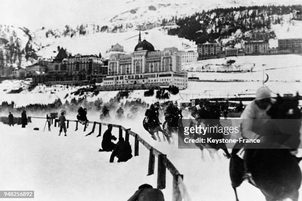 Course hippique sur le lac gelé de Saint-Moritz, Suisse en 1933.