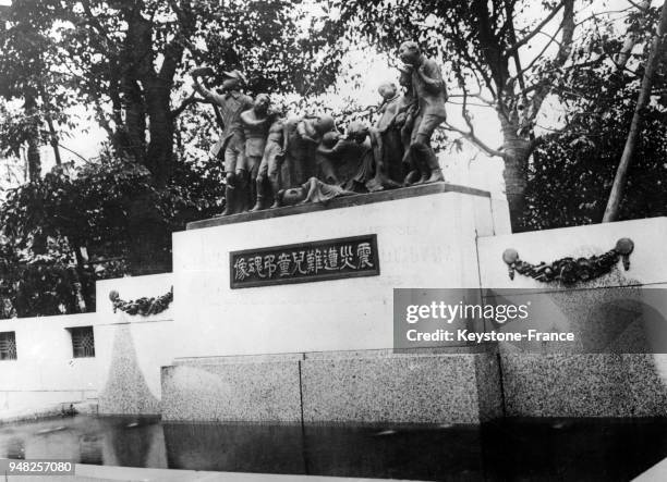 Le monument élevé à la mémoire des écoliers japonais tués lors du séisme de 1923, à Honjo, Japon en 1931.