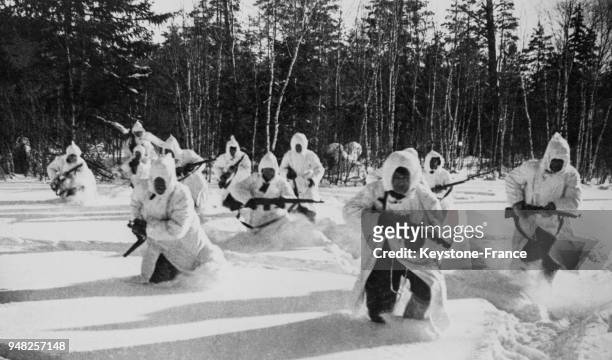 Partisans en tenue blanche avançant dans la neige pendant la bataille de Moscou, URSS en 1941.