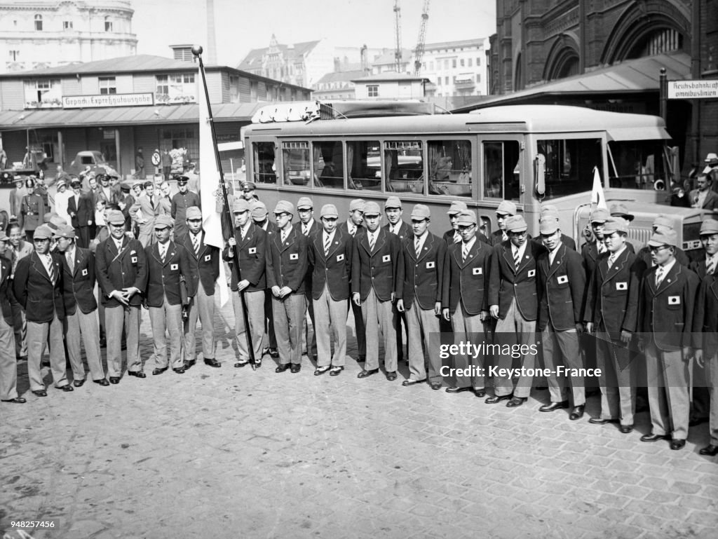 Arrivée de l'équipe olympique japonaise de natation à la gare de Berlin