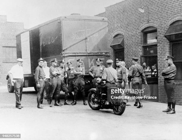 Un camion transportant du pain et conduit par un livreur bénévole, escorté par la police à Philadelphie, Pennsylvanie, Etats-Unis le 4 octobre 1933.