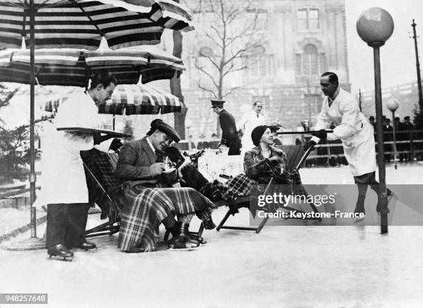 Café installé sur une patinoire, à Berlin, Allemagne en 1933.