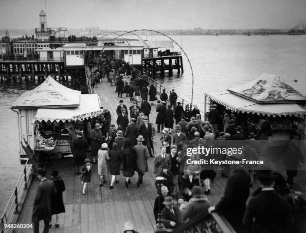 Foule sur la jetée de la station balnéaire de Southend-on-Sea, Royaume-Uni circa 1930.