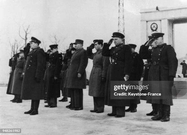 Les génréaux des Forces alliées saluent lors du passage du défilé, à Berlin, Allemagne en 1946.