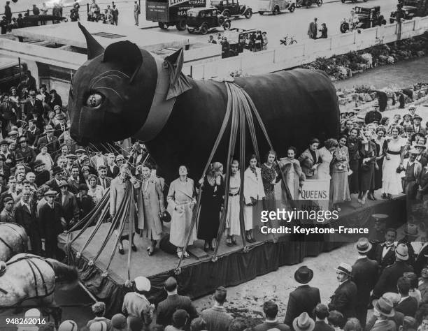 Les reines de beauté sur le char du 'Chat noir', à Hastings, Royaume-Uni le 3 septembre 1934.
