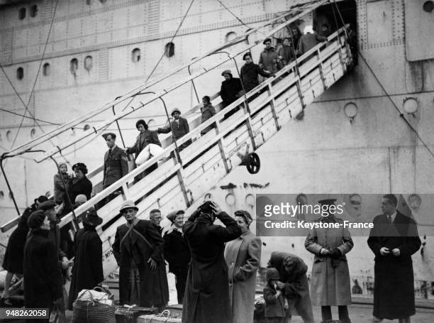 Des Hollandais, anciens prisonniers dans les îles néerlandaises orientales, débarquent du paquebot Nieuw Amsterdam en compagnie de membres de la...