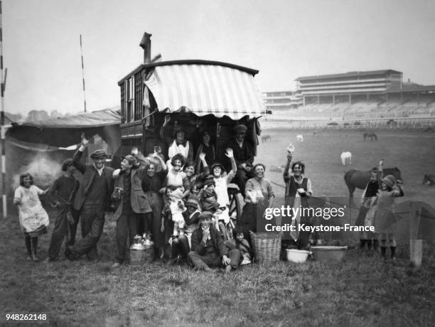 Campement de gitans près du champ de course prêts à assister au Derby malgré l'interdiction des autorités de stationner dans ce champ, circa 1950 à...