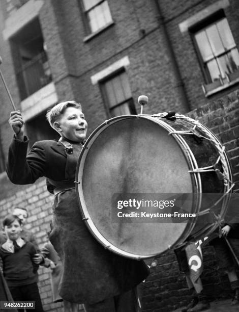 Un jeune garçon s'entraîne au tambour en prévision du défilé de la Victoire en 1946 à Londres, Royaume-Uni.