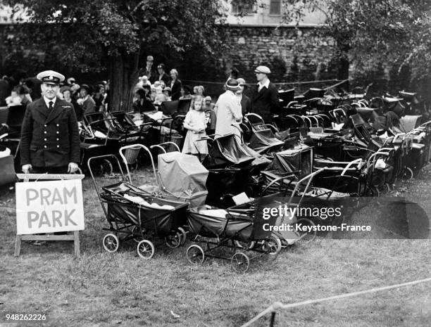 Pour éviter l'embouteillage, un parc de stationnement pour landau a été créé à un concours de bébés à Southampton, Royaume-Uni en 1935.