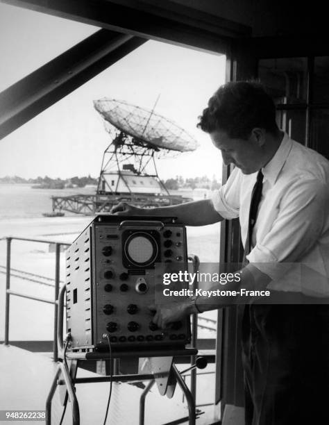 Un technicien manipule un équipement dans un des radiotélescope installé à Malvern, Royaume-Uni circa 1950.