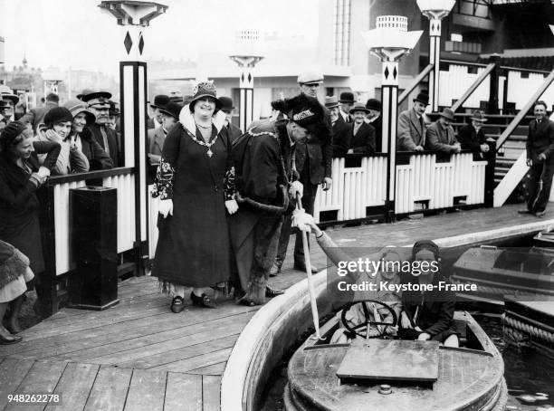 Le Maire et son épouse de Margate inaugurent le nouveau parc d'attraction, à Margate, Royaume-Uni en mai 1931.