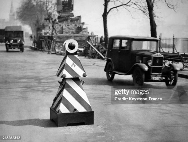 Un nouveau panneau de signalisation en service sur l'Embankment à Vauxhall pour avertier les automobilistes d'un danger, circa 1930 à Londres,...