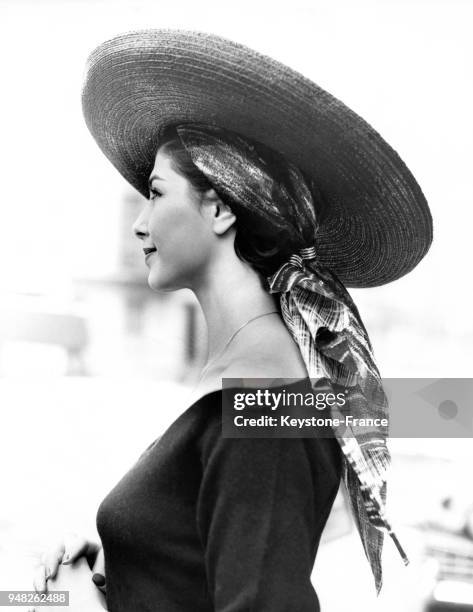 Large chapeau de paille marron, inspiré du sombrero mexicain, création Simone Mirman pour la Collection Printemps 1958 à Londres, Royaume-Uni, le 3...