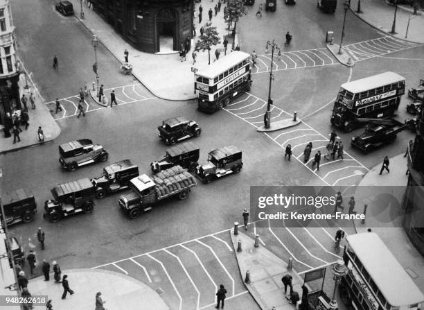 De nouvelles zones délimitées par un marquage au sol permettent aux piétons de traverser la route en toute sécurité mais désoriente les Londoniens le...