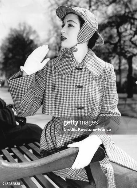 La mannequin June Clarke présente le modèle 'Danimmac' de Milium: un vêtement de pluie avec un chapeau assorti à l'hôtel Savoy à Londres,...