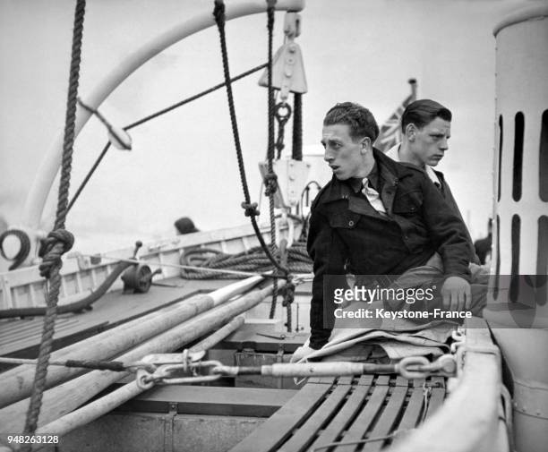 Des passagers assis dans les canots de sauvetage pour admirer la vue lors d'une croisière sur la Tamise à bord du bateau 'Royal Eagle', parti de...