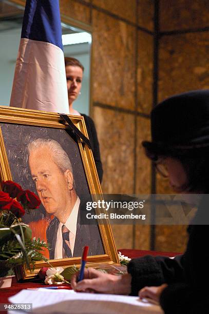 Mourners pays respects to former Yugoslavian president Slobodan Milosevic at a memorial in Belgrade, Serbia and Montenegro, Sunday, March 12, 2006....