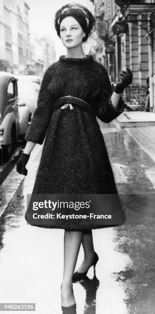 Robe en laine mohair épaisse noire et blanche avec sa taille haute, création Ronald Paterson pour la Collection Hiver 1958, à Londres, Roayume-Uni,...