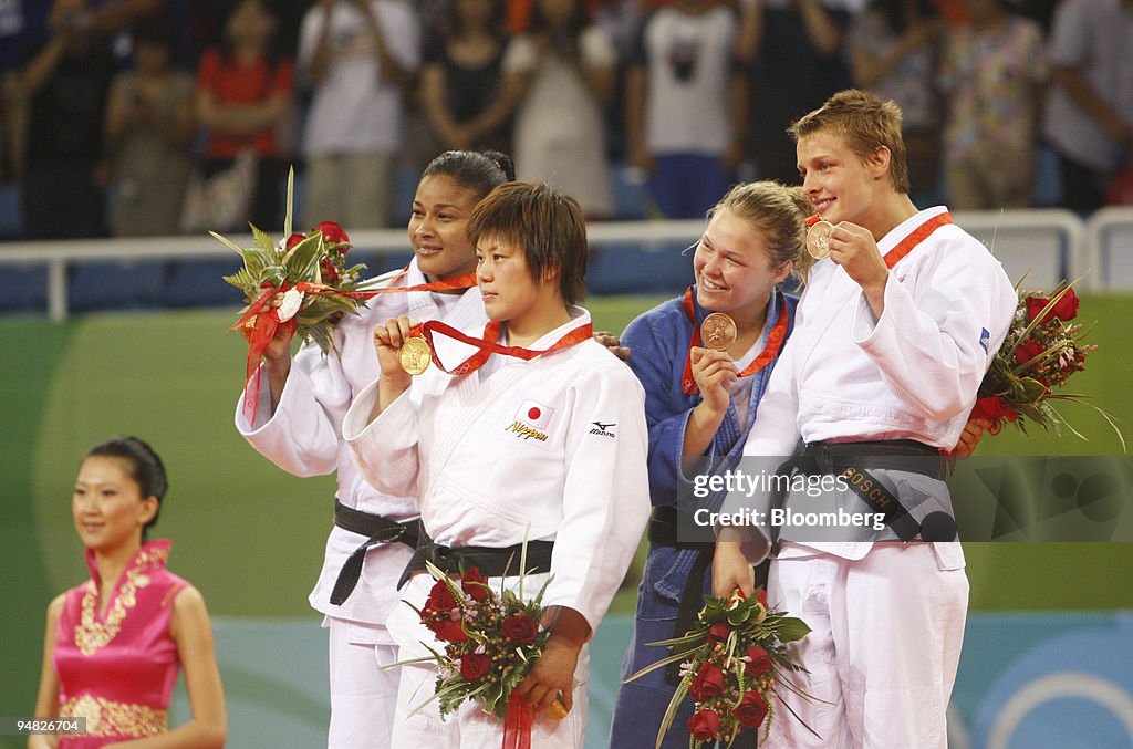 Anaysi Hernandez, silver medal winner from Cuba, left, Masae