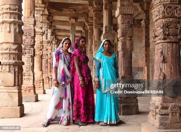 Groupe de trois femmes visitant Qutub Minar , 3 mai 2016, Delhi, Inde. Le minaret de Qutub Minar est en grès rouge et haut de 72,5 m, avec des...