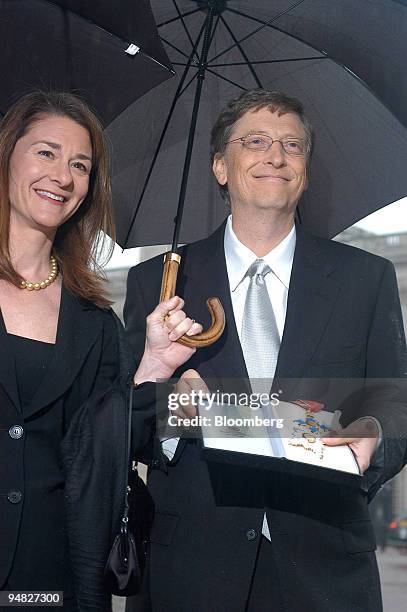 Microsoft chairman Bill Gates, poses with his wife Melinda outside Buckingham Palace in London after receiving his honorary knighthood, Tuesday,...