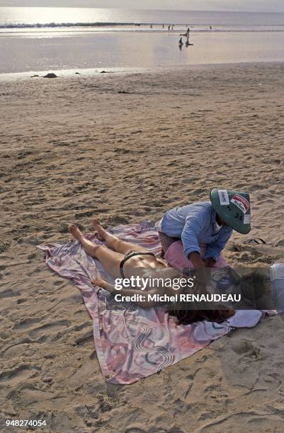 MASSAGE SUR LA PLAGE DE KUTA , BALI, INDONESIE.