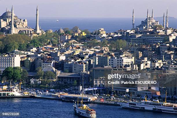 Turquie, Istanbul, vue panoramique sur la vieille ville Hagia Sophia et la mosquée bleue depuis la tour Galata.