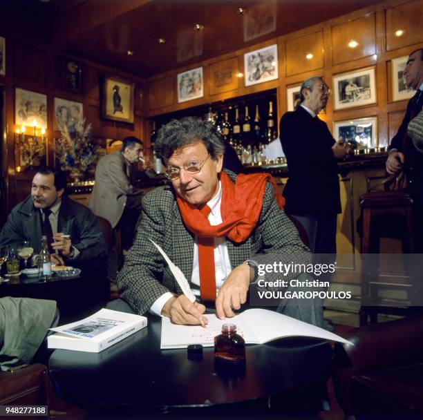 Animateur radio José Artur dans un pub à Paris en avril 1988, France.