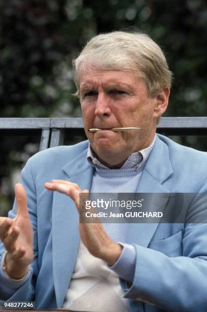 Homme d'affaires et avocat Mark McCormack assistant à un match de tennis de sa femme Betsy à Roland Garros en mai 1987 à Paris, France.
