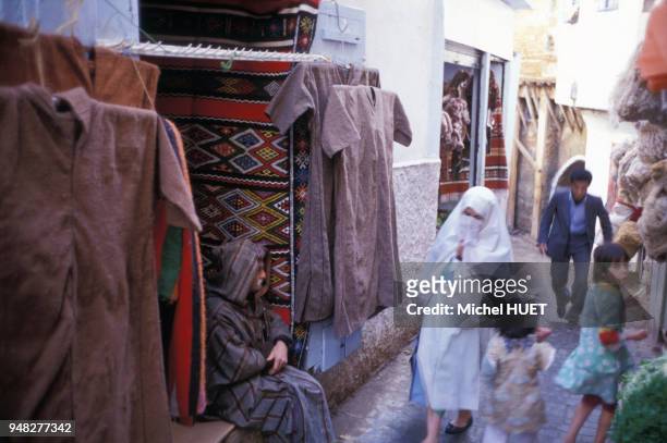 Boutique de vêtement dans un souk d'Alger, en mars 1979, Algérie.