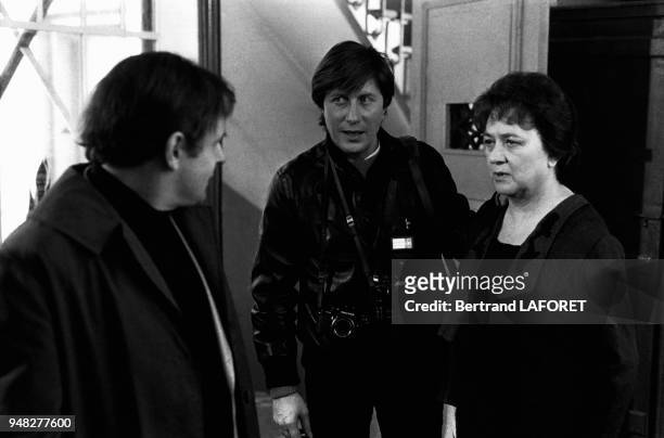Jean-François Stévenin, Jacques Dutronc et Jacqueline Maillan tournent une scène du film 'Y a-t-il un Français dans la salle ?' de Jean-Pierre Mocky,...