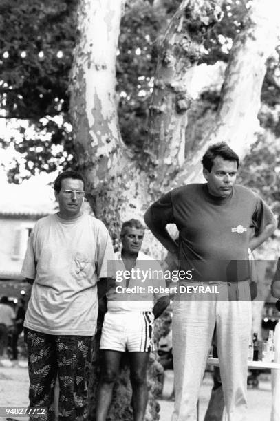 Pierre Botton et son beau-père Michel Noir jouent à la pétanque.