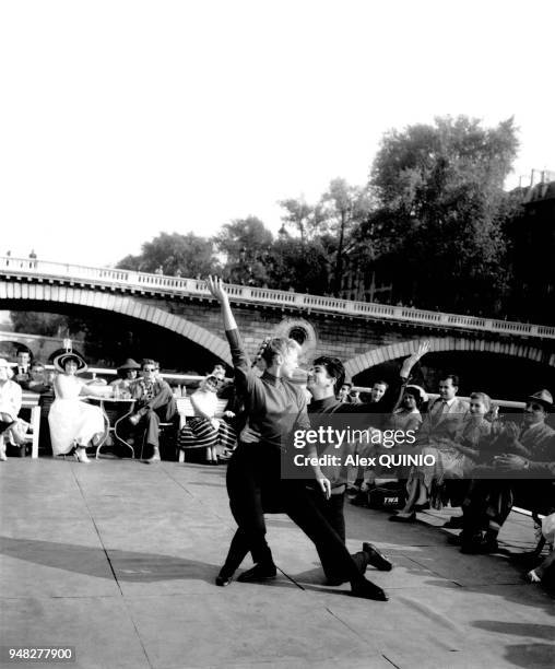Daniel Gelin et Dany Robin dansant ensemble, circa 1950.