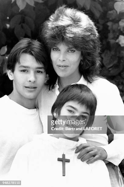 La chanteuse Dani et ses fils Emmanuel âgé de 18 ans et Julien âgé de 12 ans qui vient de faire sa communion solennelle, le 7 juin 1982, Villedieu,...