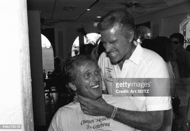 Les acteurs Ron Ely et Charlton Heston lors du Charlton Heston Tennis Classic en mai 1981, Palm Beach, Etats-Unis.