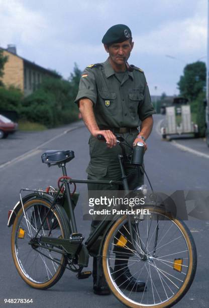 Le vélo, moyen de déplacement trés utilisé par l'armée allemande, en juillet 1988 en Allemagne.