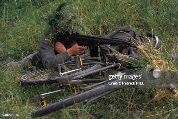 Le vélo, moyen de déplacement trés utilisé par l'armée allemande, en juillet 1988 en Allemagne.