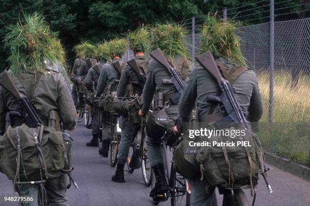 Le vélo, moyen de déplacement trés utilisé par l'armée allemande, en juillet 1988 en Allemagne.