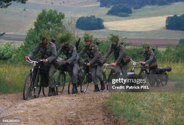 Le vélo, moyen de déplacement trés utilisé par l'armée allemande, en juillet 1988 en Allemagne.