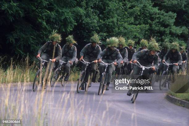 Le vélo, moyen de déplacement trés utilisé par l'armée allemande, en juillet 1988 en Allemagne.