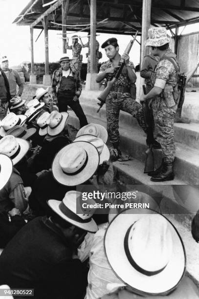 Armée organiste la défense des villageois en mars 1982, Quiché, Guatemala.