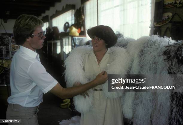 Usine de plumes d'autruche pour la mode, en Afrique du Sud, en mars 1980.