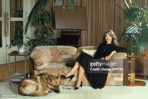 Actrice Britannique Charlotte Rampling avec son chien dans sa maison.