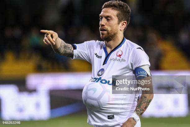 Papu Gomez of Atalanta BC celebrates after scoring the 0-3 goal during the serie A match between Benevento Calcio and Atalanta BC at Stadio Ciro...