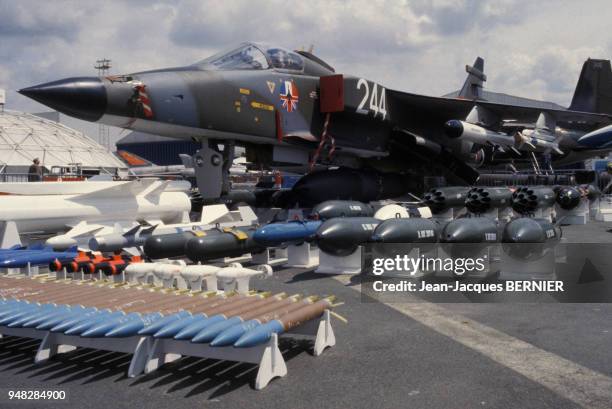 Avion de chasse dans une exposition d'armement en France.