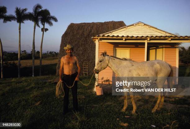 Ouvrier agricole et son cheval dans la campagne cubaine en août 1987, Cuba.