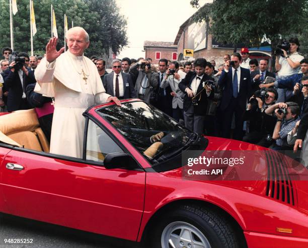 Le pape Jean-Paul II à bord d'une Ferrari Mondial 8 lors de sa visite aux usines de la célèbre firme automobile le 4 juin 1988 à Maranello, Italie.