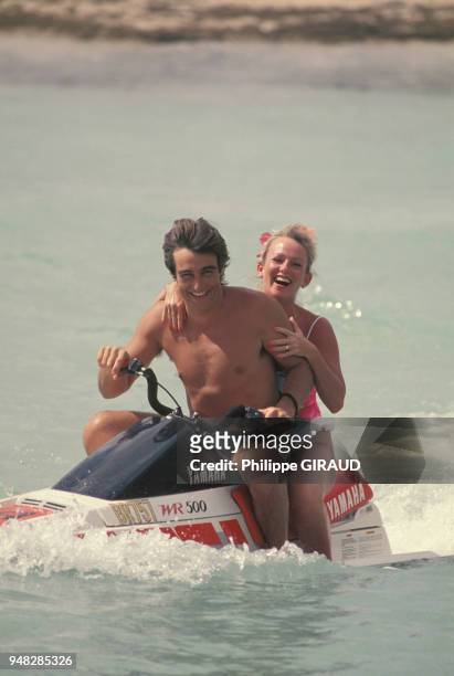 La présentatrice de télévision Evelyne Leclercq en vacances avec son mari à la Guadeloupe pendant une séance de scooter des mers le 10 janvier 1989.